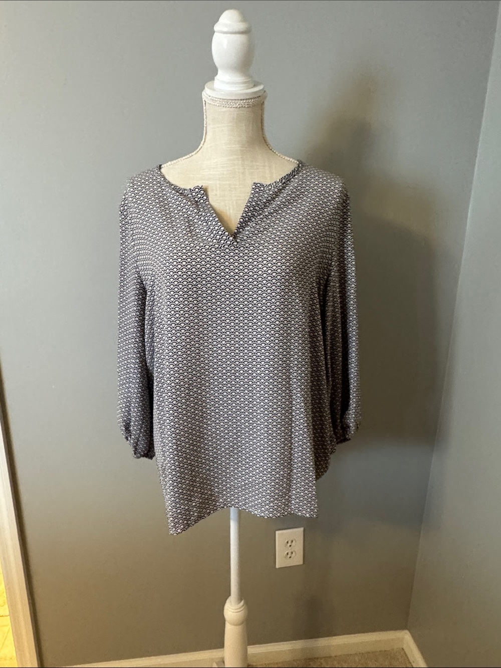 Pleione Gray Printed Long-Sleeve Split-Neck Top